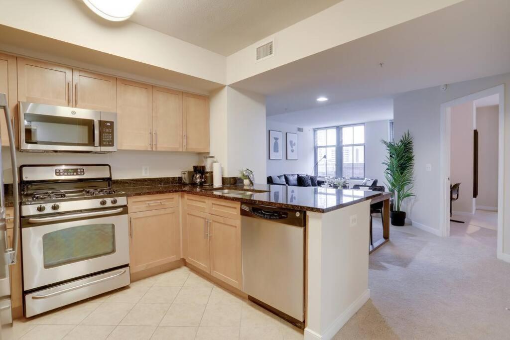 Upscale Comfort Next To Metro And Dining Arlington Buitenkant foto