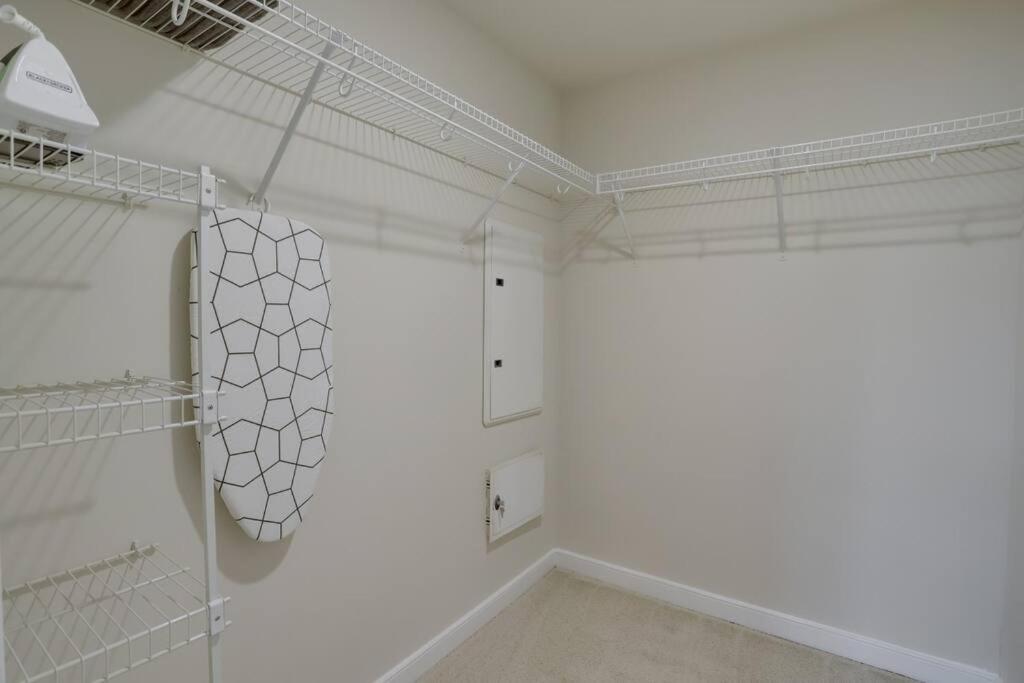 Upscale Comfort Next To Metro And Dining Arlington Buitenkant foto